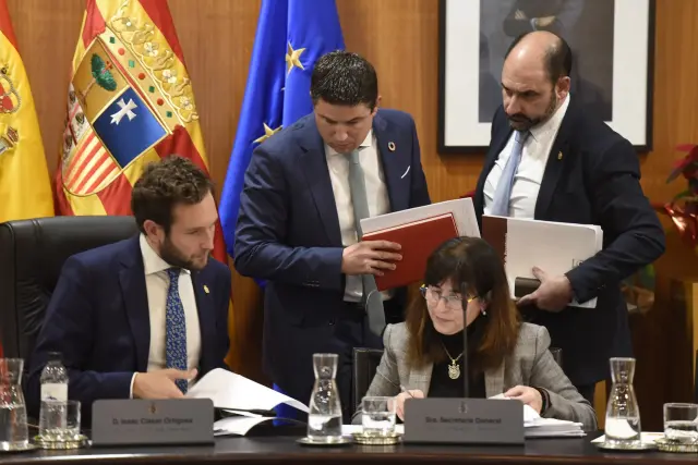 El presidente de la Diputación, Isaac Claver, con los portavoces del PSOE, Antonio Biescas, y el PP, Fernando Torres.