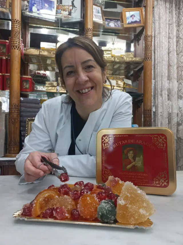 Ivana Molina, en Pastelería Fantoba de Zaragoza, muestra sus frutas escarchadas.