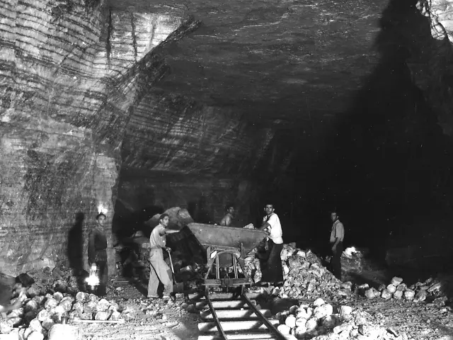 Carga de sal en vagonetas en la mina La Real, Remolinos (Zaragoza), a mediados del siglo XX. El destino de las bolas redondeadas a mano era alimentar al ganado.