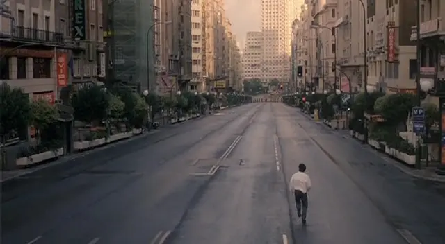 Eduardo Noriega corre por un Madrid muy solitario en 'Abre los ojos' de Alejandro Amenábar.