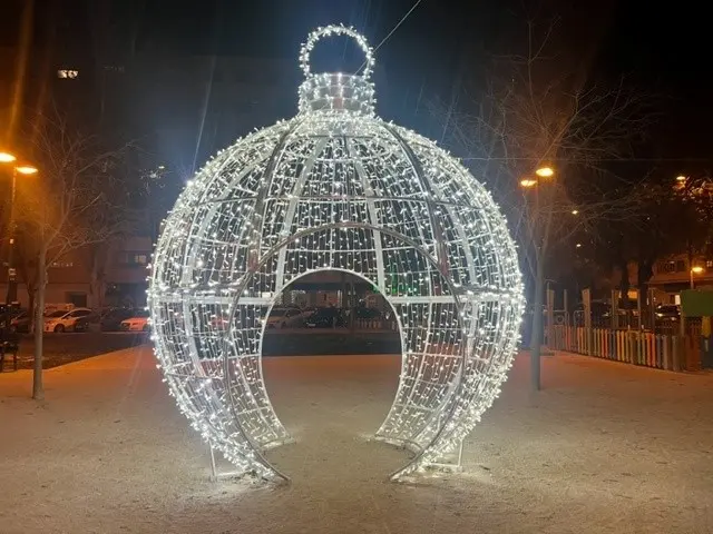 Una bola de Navidad en la plaza Reina Sofía de Zaragoza.