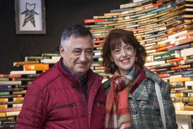 La escritora con el fotorreportero Gervasio Sánchez, colaborador asiduo de 'Heraldo'.