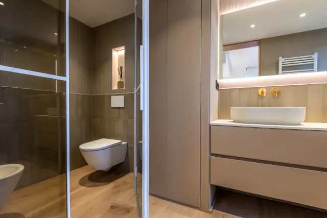 Un baño integrado en una habitación, tras una reforma integral de una vivienda en Zaragoza.