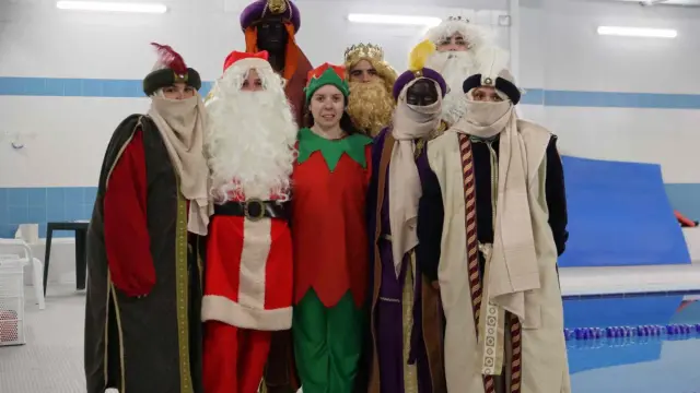 Algunos de los pajes y elfos de Cella, junto con los Reyes Magos y Papá Noel.