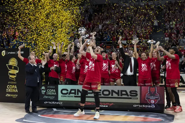 El Casademont Zaragoza femenino celebra la Copa de la Reina de baloncesto