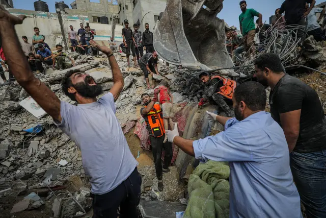 Ciudadanos palestinos recuperan el cuerpo de una niña entre los escombros tras un bombardeo del Ejército israelí en un campo de refugiados en Gaza el 24 de octubre de 2023