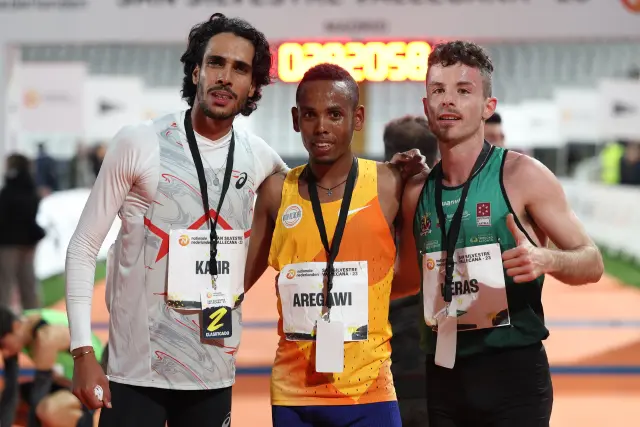 Berihu Aregawi (c), ganador de la carrera, posa junto a Mohamed Katir, en segundo lugar, tras participar en la San Silvestre Vallecana