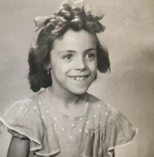 Milagros Zuera, octogenaria zaragozana, en una fotografía cuando era una niña.