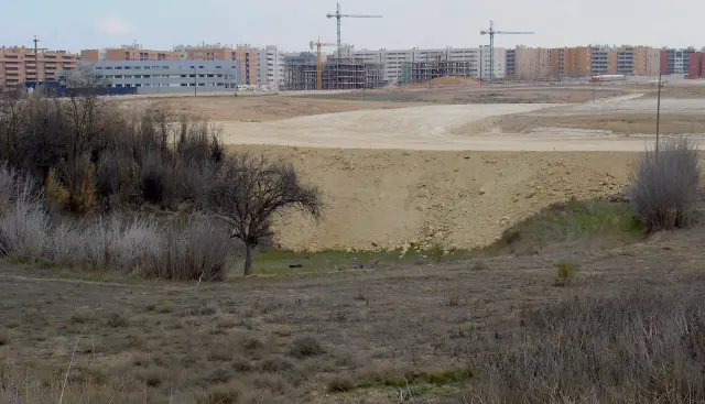 Dolina en proceso de relleno durante la urbanización del barrio Arcosur, en Zaragoza.