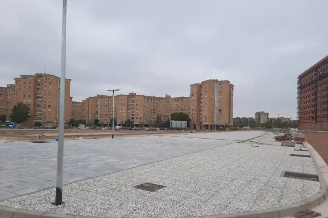 Una calle asfaltada y con farolas en las urbanizaciones en construcción en Vadorrey.
