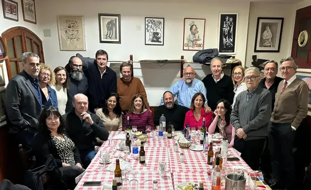En el comedor de abajo, con un grupo de escritores que han frecuentado Casa Emilio en los últimos 30 años.