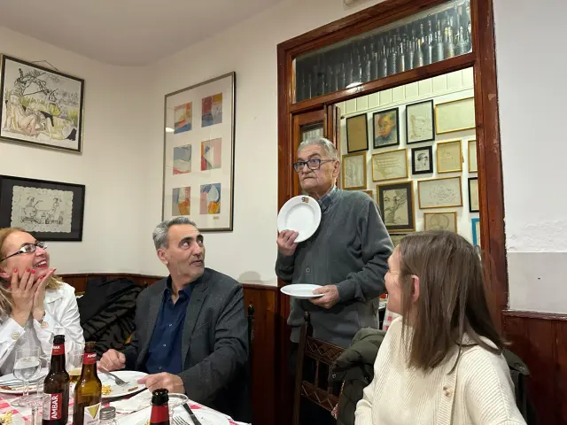 Una noche, ya seriamente enfermo, Emilio Lacambra sorprendió a sus comensales y les regaló un plato conmemorativo de Casa Emilio.