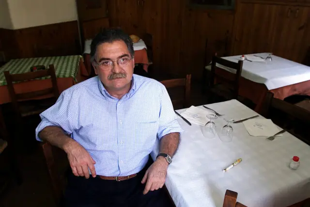 Emilio Lacambra en 2001 en uno de los comedores de su restaurante y santuario laico de rebeldías.