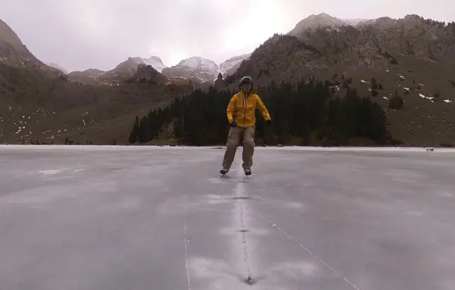 El fotógrafo y videógrafo oscense Guillermo Acín, patinando sobre el hielo del ibón de Plan.