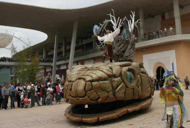 El pasacalles 'El despertar de la serpiente', en la Expo 2008.