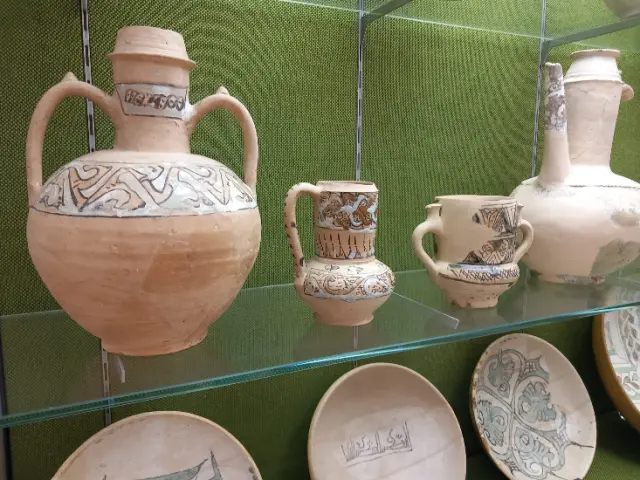 Varias piezas de cerámica islámica halladas en el subsuelo de Zaragoza, en las vitrinas del Centro de Patrimonio Municipal.