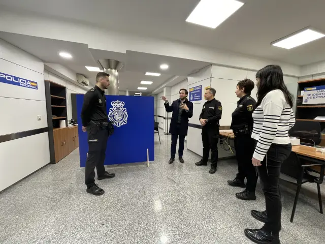 El alcalde de Monzón, Isaac Claver, en su visita a la Oficina de Extranjería y Documentación de la Policía Nacional.