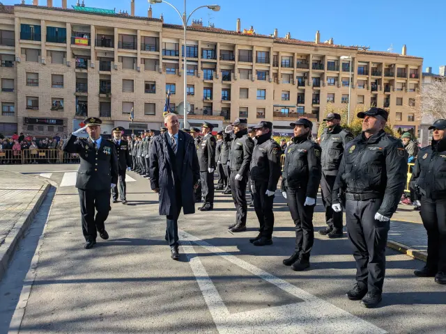 El comisario provincial de Huesca, Luis Fernando Ascaso, y el subdelegado del Gobierno, Carlos Campo, pasando revista a la formación de la Policía Nacional.