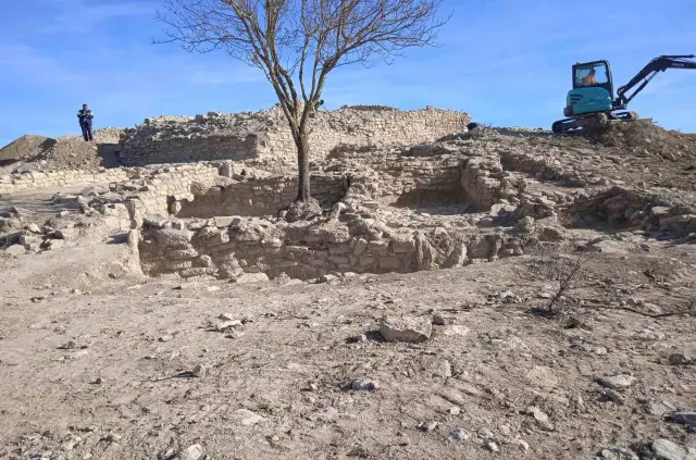 Las excavaciones en el vaso continúan para documentar los restos de una antigua aldea medieval en el fondo del vaso del embalse de Almudévar.