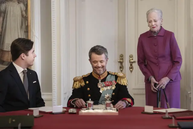 Copenhagen (Denmark), 14/01/2024.- Denmark's Queen Margrethe II (C-R) leaves the place at the end of the table to her son King Frederik X (C-L), who has Crown Prince Christian (L) by his side, after signing a declaration of abdication during the Council of State meeting at Christiansborg Castle in Copenhagen, Denmark, 14 January 2024. Denmark's Queen Margrethe II announced in her New Year's speech on 31 December 2023 that she would abdicate on 14 January 2024, the 52nd anniversary of her accession to the throne. Her eldest son, Crown Prince Frederik, is set to succeed his mother on the Danish throne as King Frederik X. His son, Prince Christian, will become the new Crown Prince of Denmark following his father's coronation. (Dinamarca, Copenhague) EFE/EPA/MADS CLAUS RASMUSSEN DENMARK OUT
