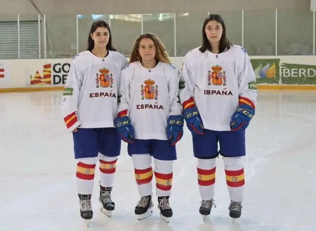 Las tres jaquesas de la selección española U18 de hockey hielo.