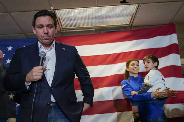 Republican presidential candidate Florida Gov. Ron DeSantis, left, speaking at an event in West Des Moines, Iowa, Saturday, Jan. 13, 2024. He is joined on stage by his wife, Casey DeSantis, right, who is holding and their son Mason. (AP Photo/Pablo Martinez Monsivais)

Associated Press/LaPresse
Only Italy and Spain