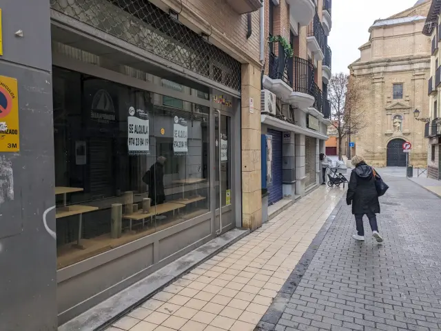 Seis de los diez locales de la calle San Orencio de Huesca están cerrados.