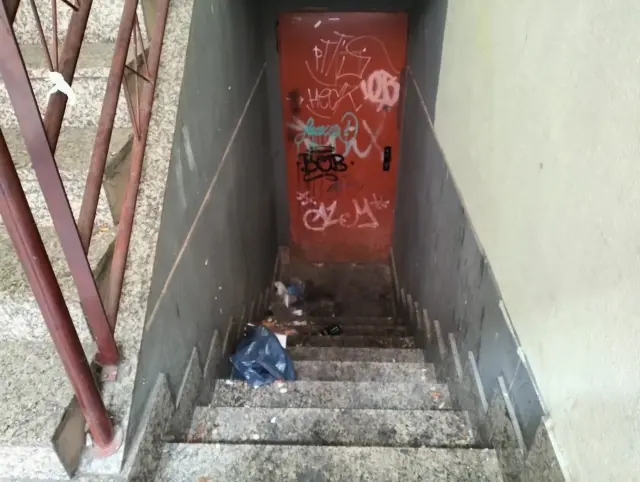 Aspecto que tiene la escalera del inmueble. Foto cedida por los vecinos de la calle Montañés.