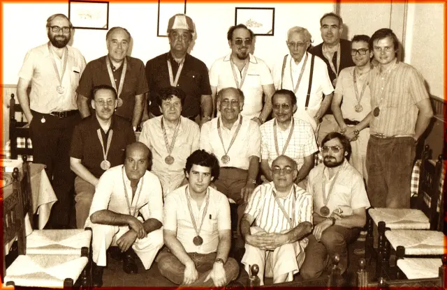 Manuel Rotellar, en la fila central, segundo por izquierda. A su lado, de negro, está José Luis Pomarón. Y arriba están, entre otros, Julio Sánchez Millán y Manuel Labordeta (primero y segundo por la izquierda).