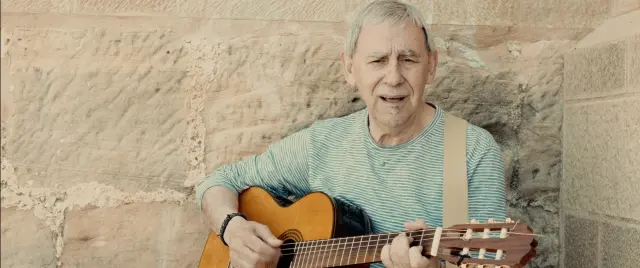Joaquín Carbonell graba una canción sobre los mineros en su pueblo de Alloza poco antes de morir.