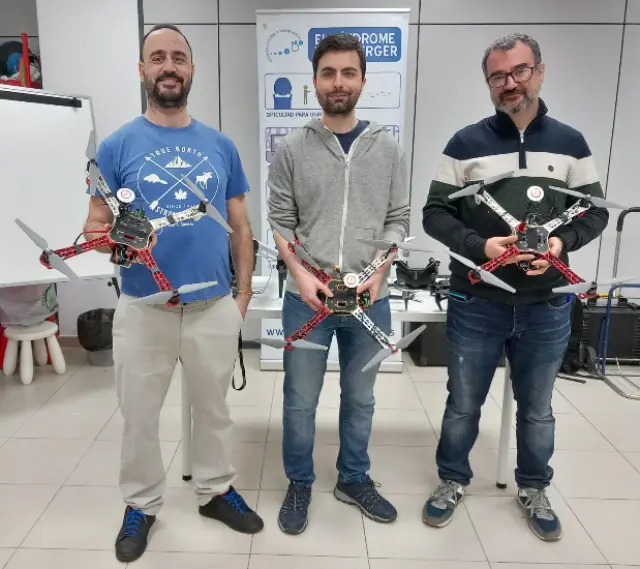 Jaime Faci, Carlos Povar y Héctor García, los tres con síndrome de Asperger, han obtenido el Certificado Oficial de Piloto de Dron.