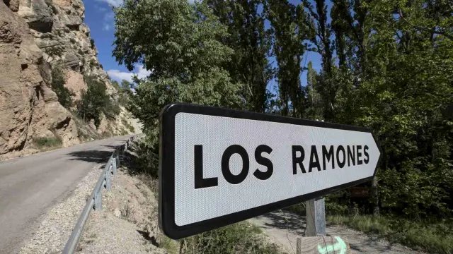 Letrero de entrada al pueblo de Los Ramones.