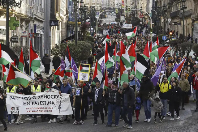 Decenas de personas con banderas palestinas durante una manifestación en apoyo a Palestina celebrada en Vigo