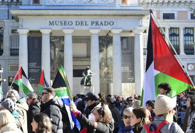 La manifestación en favor del pueblo palestino a su paso por delante del Museo del Prado