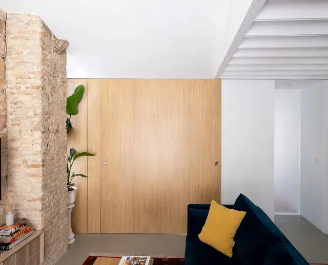 Un espacio de una vivienda de Zaragoza que se oculta tras una puerta corredera.