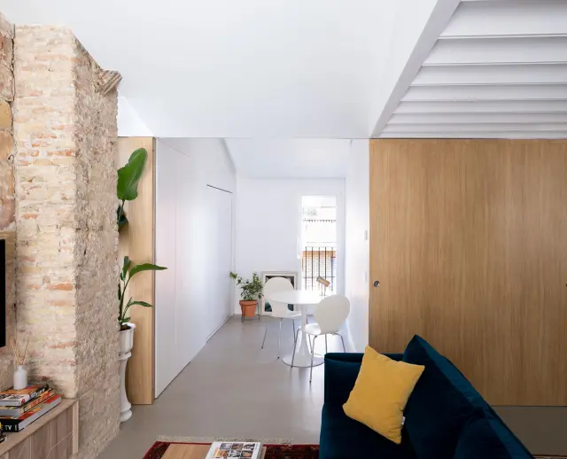 Un espacio de una vivienda de Zaragoza que se oculta tras una puerta corredera.