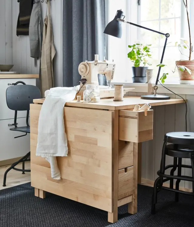 Una mesa plegable de Ikea que tiene cajones.