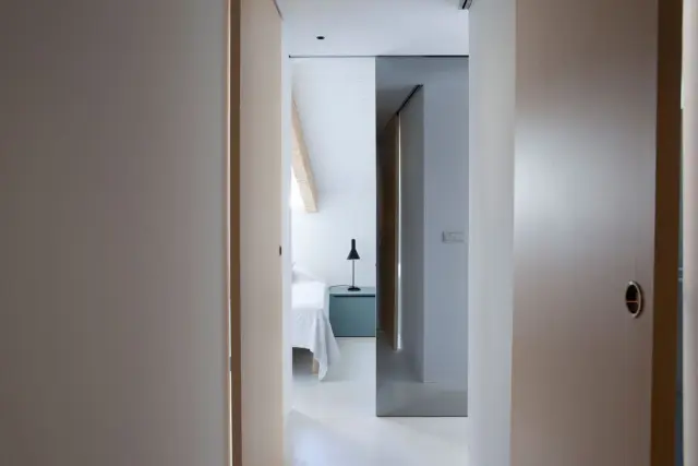 Una puerta corredera con espejo en una casa de Zaragoza.