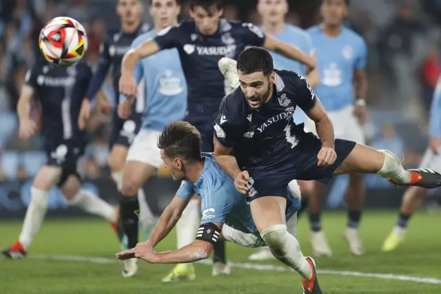 El defensa del Celta de Vigo Kevin (i) pugna por el balón con Mikel Merino, de la Real Sociedad, durante el partido de cuartos de final de la Copa del Rey que Celta de Vigo y Real Sociedad