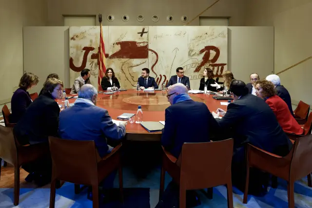 El presidente de la Generalitat, Pere Aragonès (c), durante la reunión semanal del gobierno catalán, en plenas negociaciones presupuestarias y días después de haber sido ungido por su partido como futuro candidato a las próximas elecciones catalanas.