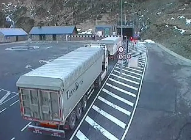 Camiones parados este miércoles en el acceso por Francia al túnel de Bielsa.
