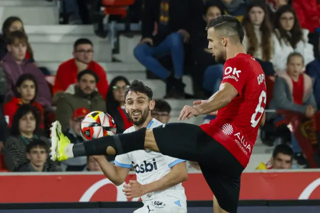 El defensa del RCD Mallorca José Manuel Arias 'Copete' (d) disputa una posesión con el centrocampista del Girona FC Iván Martín (i)  en el partido de Copa del Rey