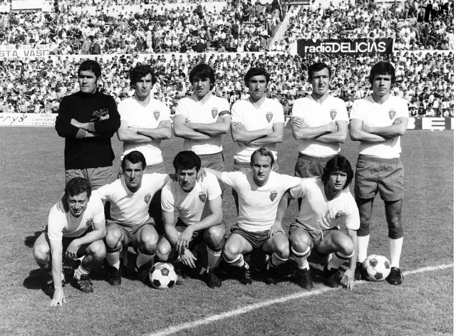 Alineación del Real Zaragoza, en enero de 1972. De pie: Villanova, Rico, Violeta, Royo, Manolo González y Nando Molinos. Agachados: Oliveros, Planas, Ocampos, Luis Costa y Galdós.
