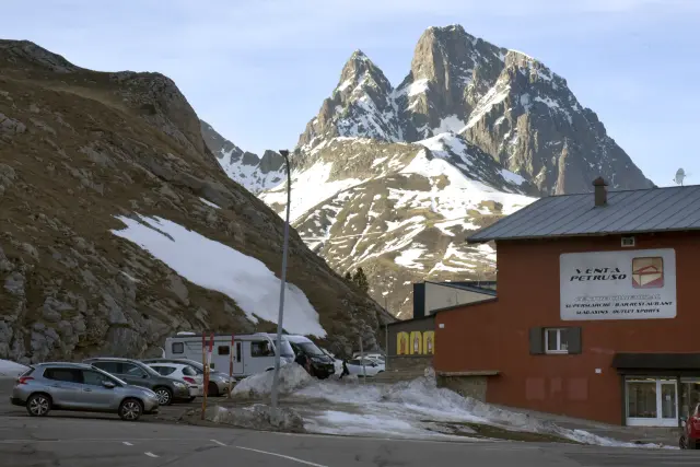 La reserva de nieve en el Pirineo es muy baja, como refleja esta fotografía tomada en la frontera del Portalet, a casi 1.800 metros de altitud y habitualmente cubierta en enero.