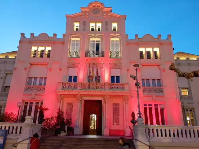 El Casino de Huesca, iluminado de rojo carmesí por el cumpleaños del rey Felipe VI.