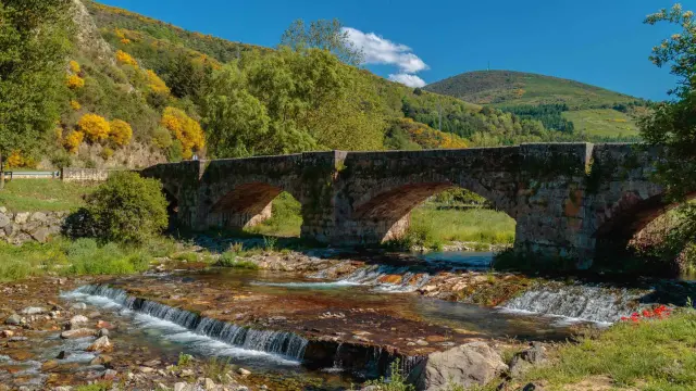 El río Oja a su paso por la bonita villa de Ezcaray, en La Rioja
