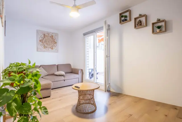 Un piso a la venta en la calle de Berenguer de Bardají, con tres habitaciones, por 137.000 euros.