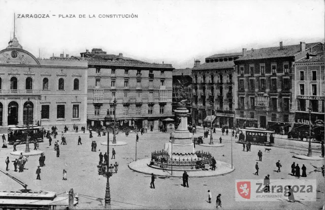 Una vista de la plaza de la Constitución y el monumento a los Mártires a comienzos del siglo XX.