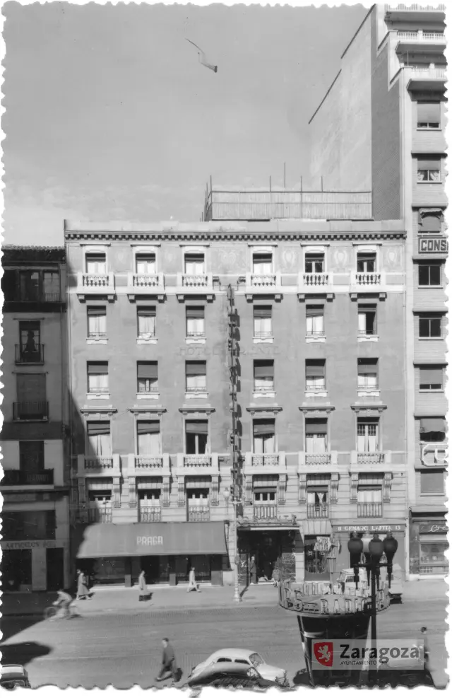 El Hotel Oriente, en el Coso zaragozano, en la década de 1950.