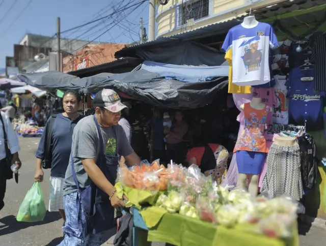Un vendedor en el Mercado Central de San Salvador / 02-02-2024 / Foto Gervasio Sanchez [[[FOTOGRAFOS]]]